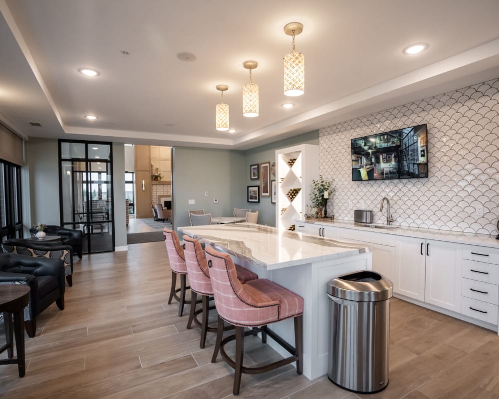 Community lounge area with trendy seating and marble countertops at The Pillars of Lakeville in Lakeville, Minnesota