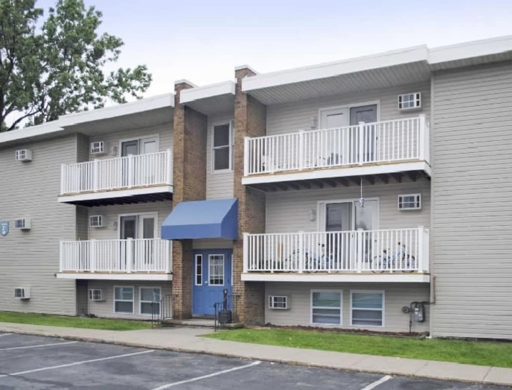 Frontal view of Harborside Manor in Liverpool, NY