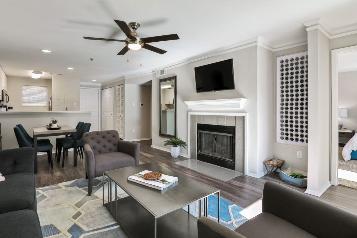 Large living room with mounted tv above the fire place at 45Eighty Dunwoody Apartment Homes in Dunwoody, Georgia
