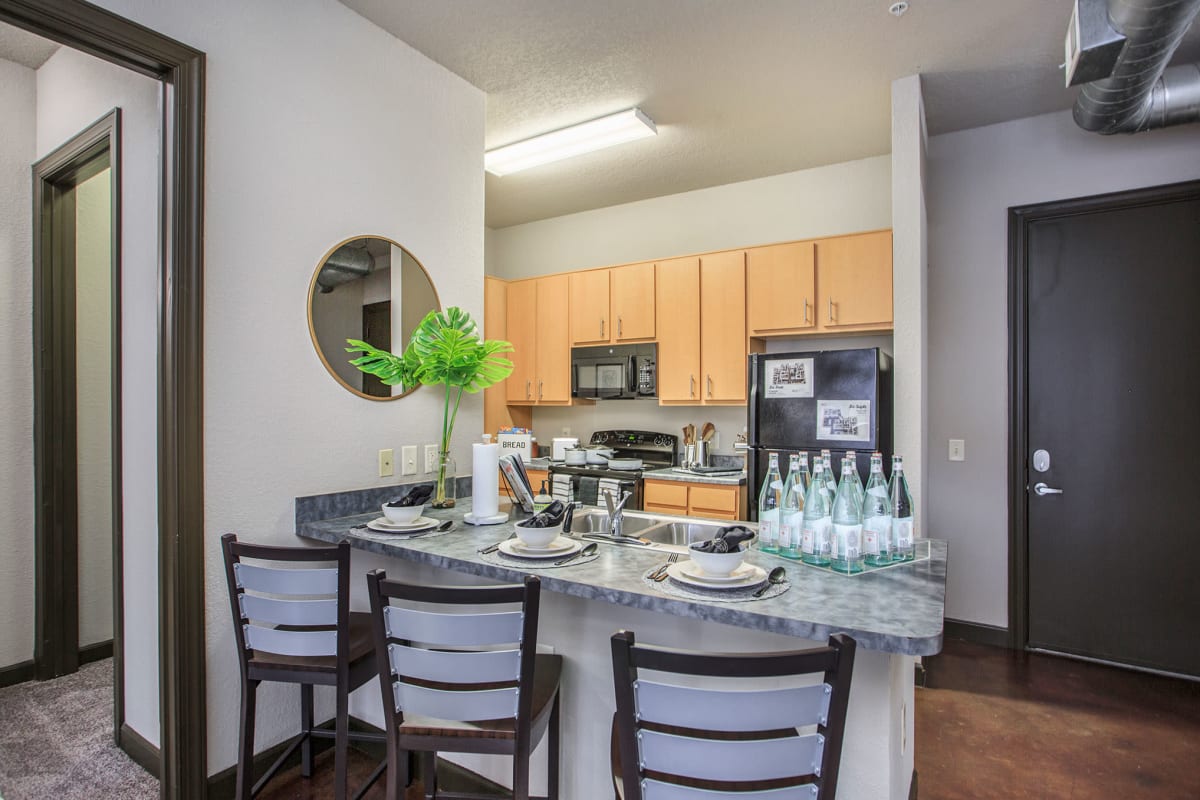 Kitchen with a breakfast bar at 4050 Lofts in Tampa, Florida