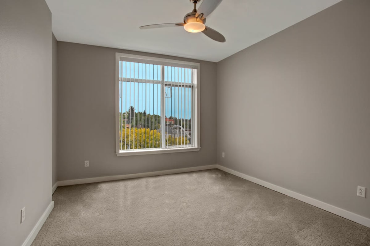 Ceiling fan and plush carpeting in a model apartment's bedroom at 700 Broadway in Seattle, Washington