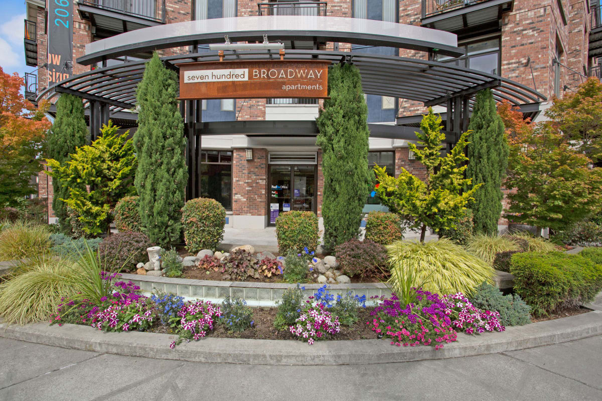 Professionally maintained landscaping outside the entrance to 700 Broadway in Seattle, Washington