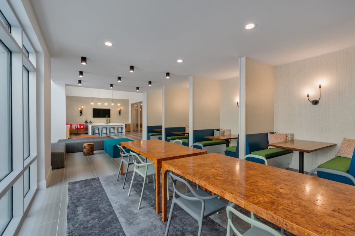 Long table and booths for group study sessions in the resident lounge at Tower 5040 in Houston, Texas