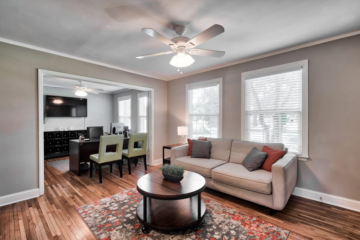 Model living space with ceiling fan at Georgian Woods in Memphis, Tennessee