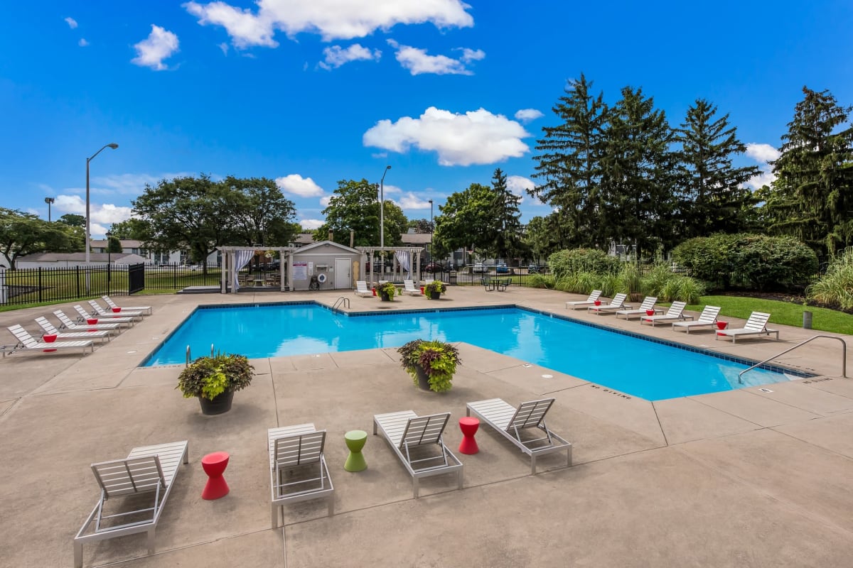 Community seating and pool at Fox and Hounds Apartments in Columbus, Ohio