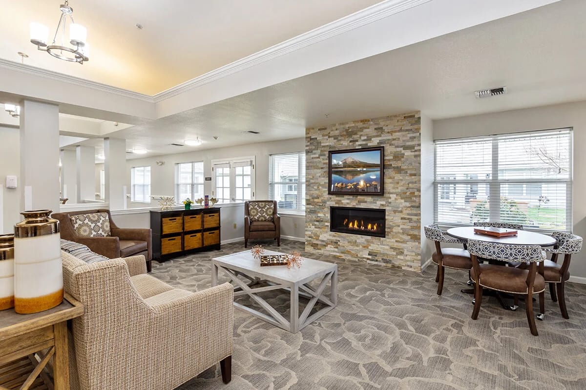 Community lounge area at Trustwell Living at Suncrest Place in Talent, Oregon