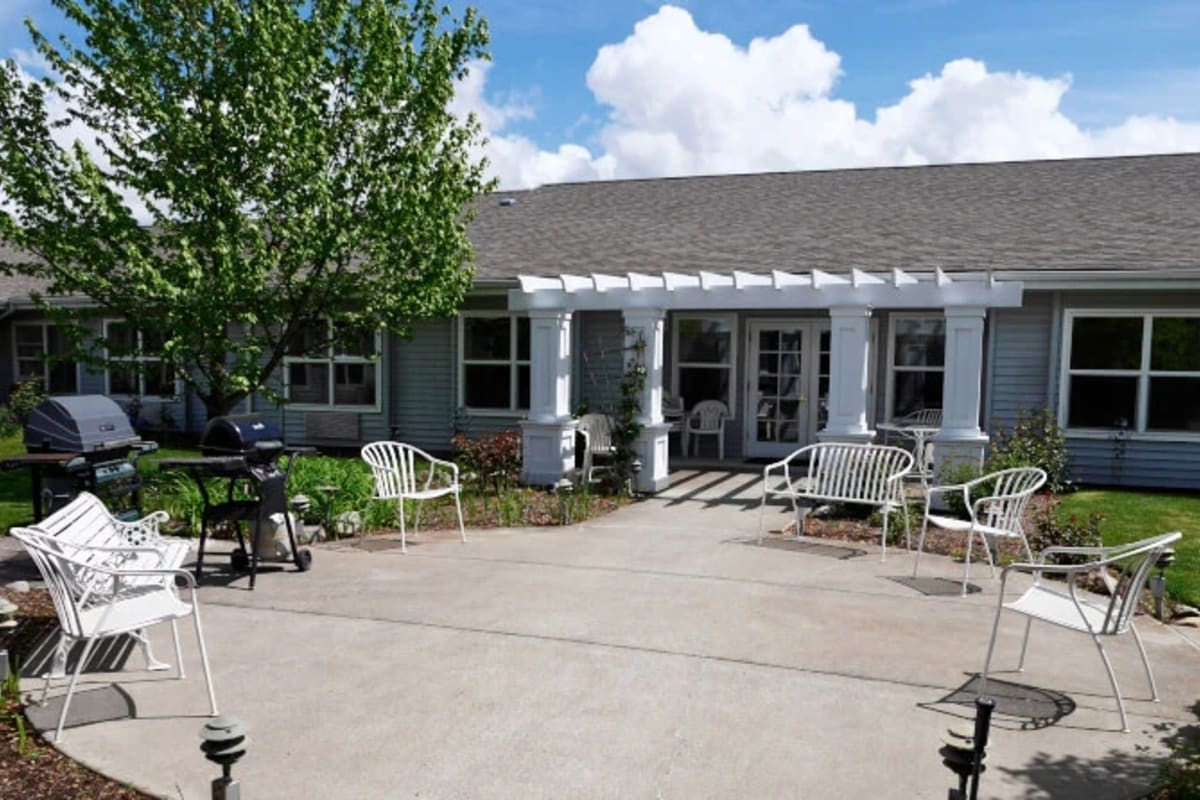Patio area at Trustwell Living at Suncrest Place in Talent, Oregon