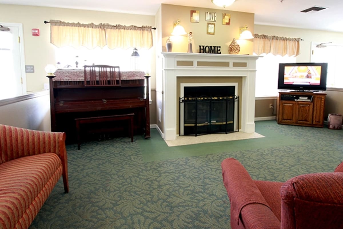 Community area with fireplace at Trustwell Living at Rogue River Place in Klamath Falls, Oregon
