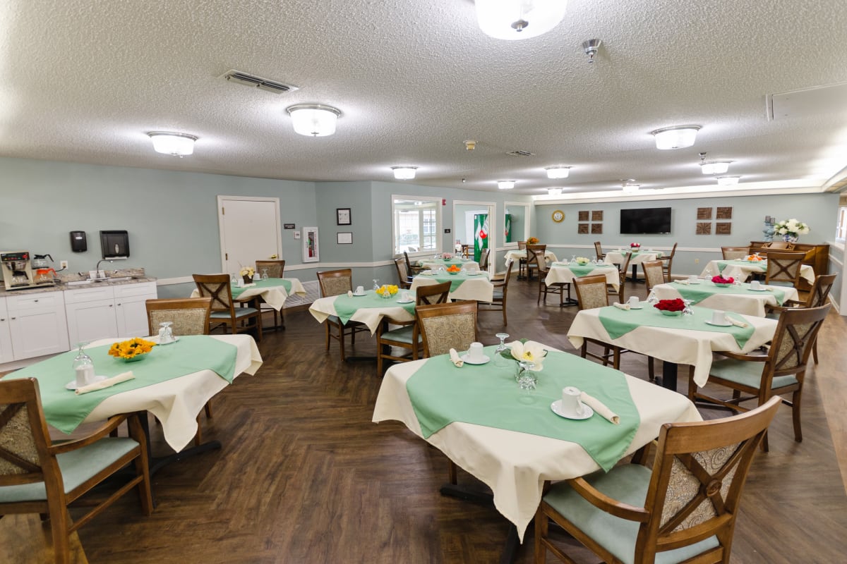 Community dinning room at Preston Place in Sherman, Texas