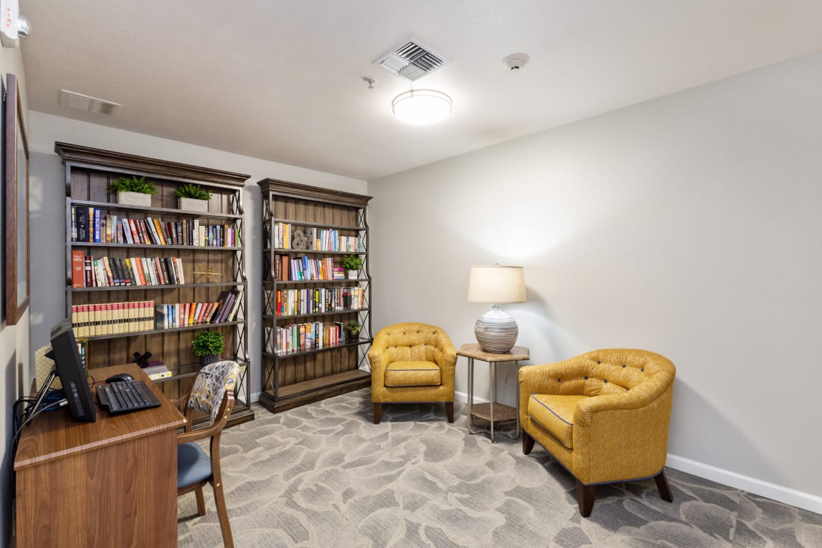 Library at Trustwell Living at Suncrest Place in Talent, Oregon