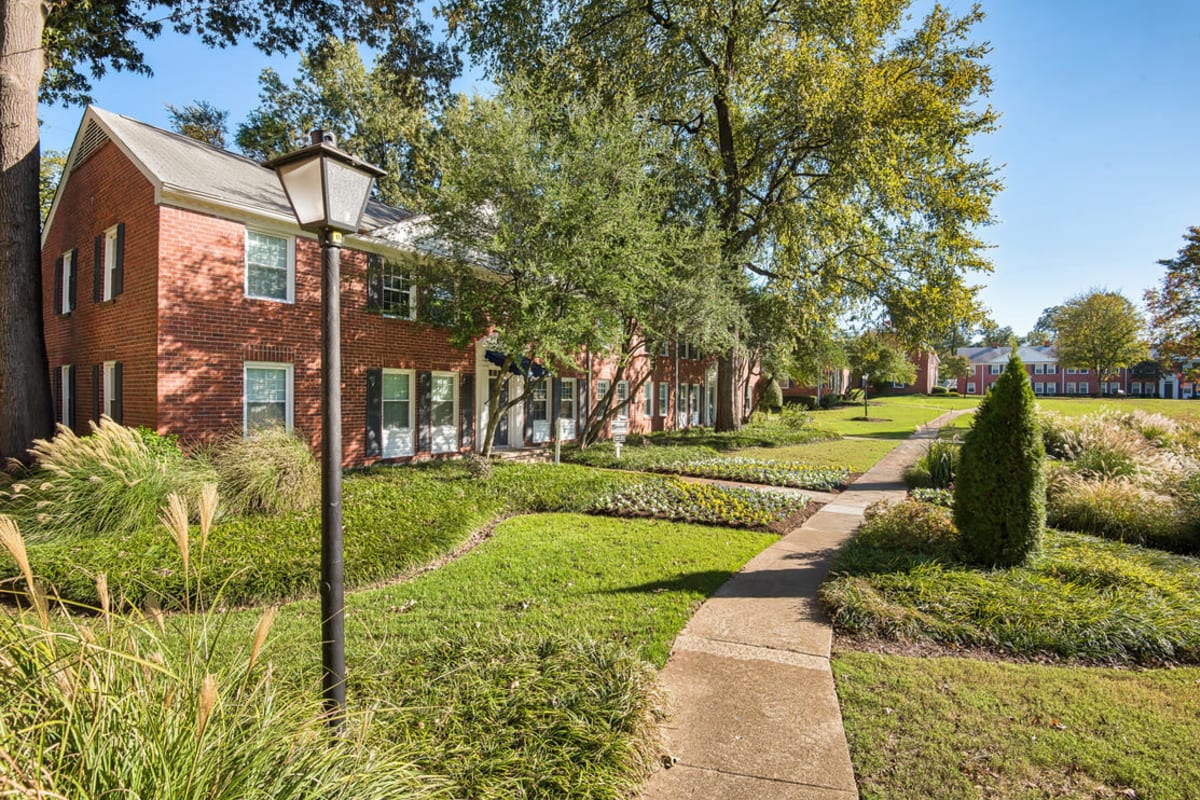 Exterior with walkway at Georgian Woods in Memphis, Tennessee