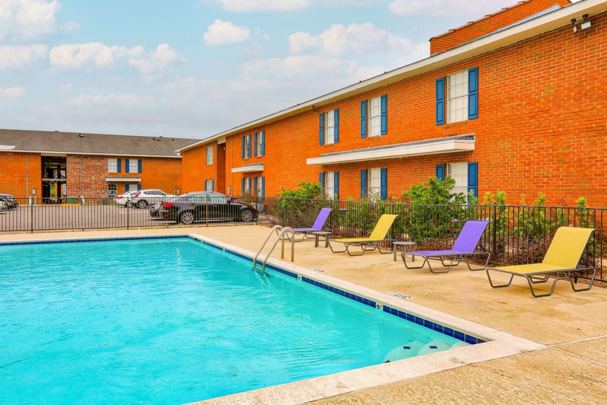 Relaxing and refreshing swimming pool at Tiger Pointe in Baton Rouge, Louisiana