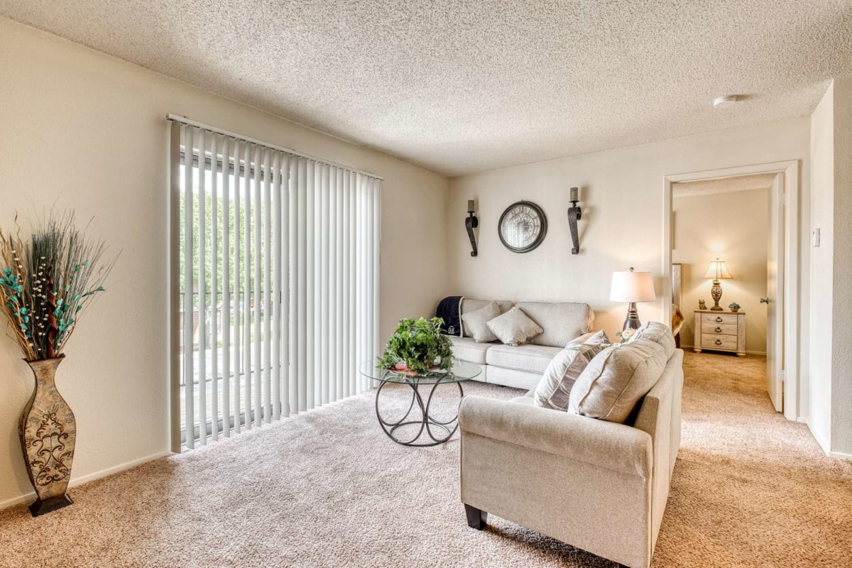 Living space with plush carpeting at Hunters Glen in Killeen, Texas