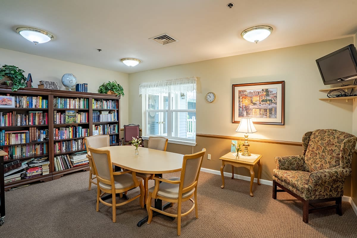 Library at Trustwell Living at Parkhurst Place in Hood River, Oregon