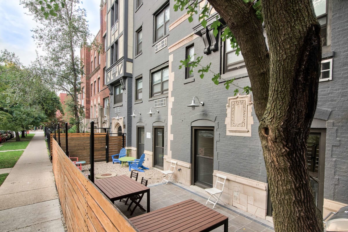 Community private patio area at The Maynard at 5718 N Winthrop in Chicago, Illinois