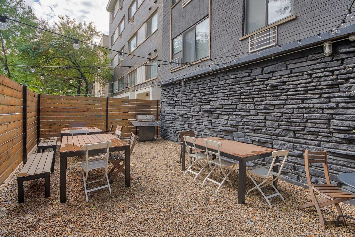 Community courtyard at The Maynard at 6134 N Kenmore in Chicago, Illinois