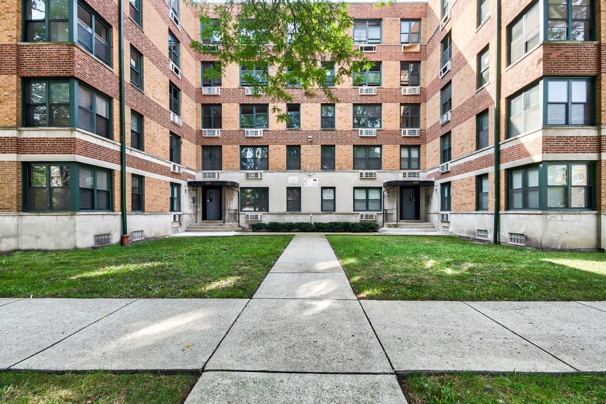Community landscaped courtyard at The Maynard at 2545 W Fitch in Chicago, Illinois