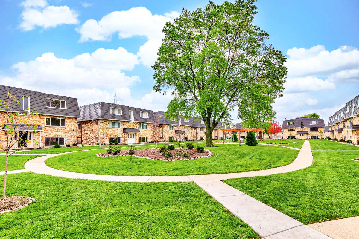 Main courtyard with walkways at Courtyards on the Park in Des Plaines, Illinois