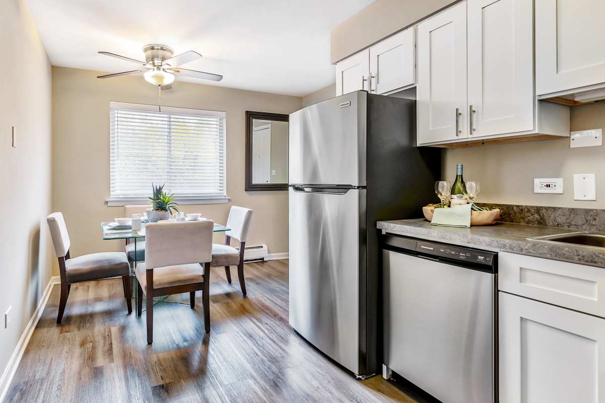 Model kitchen and dining space at Courtyards on the Park in Des Plaines, Illinois