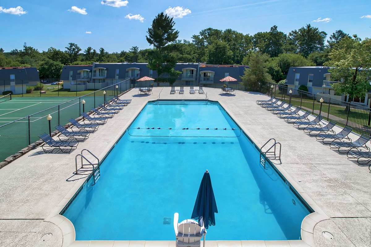 Outdoor swimming pool at La Fontenay in Louisville, Kentucky