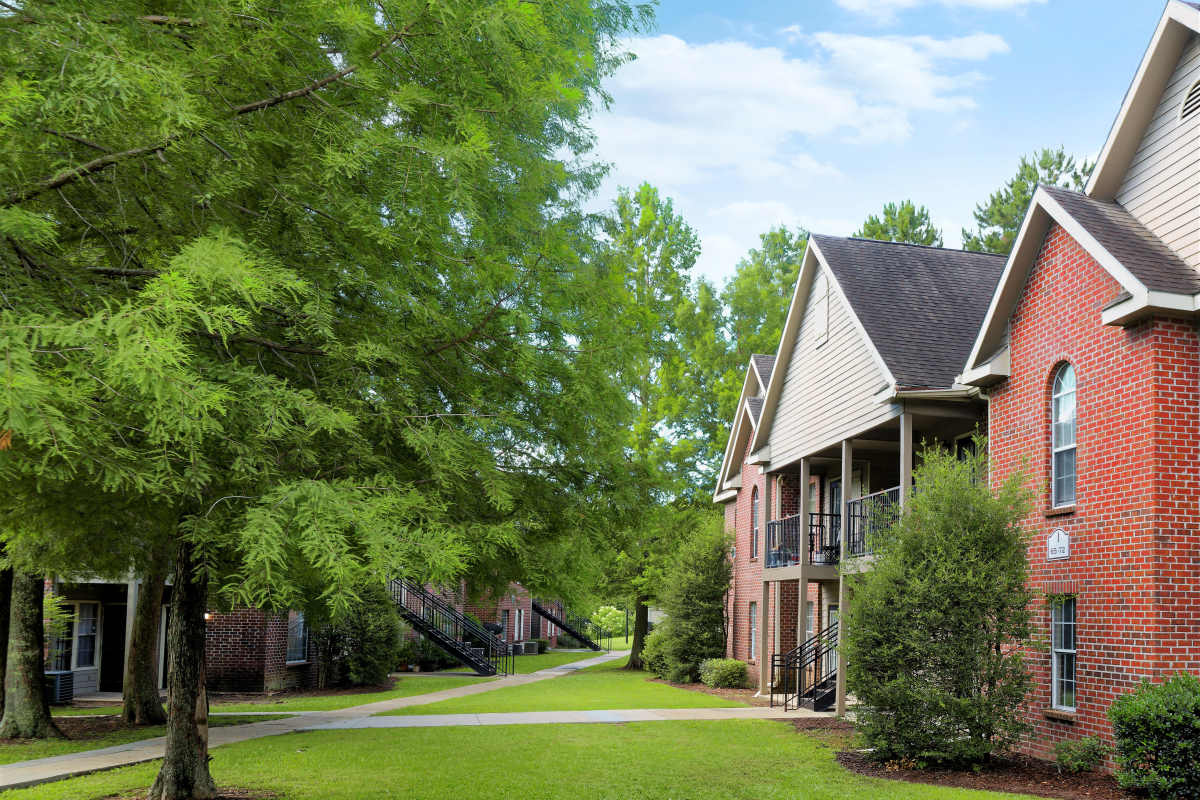 Building exteriors and greenspace at Hidden Oaks at Siegen in Baton Rouge, Louisiana