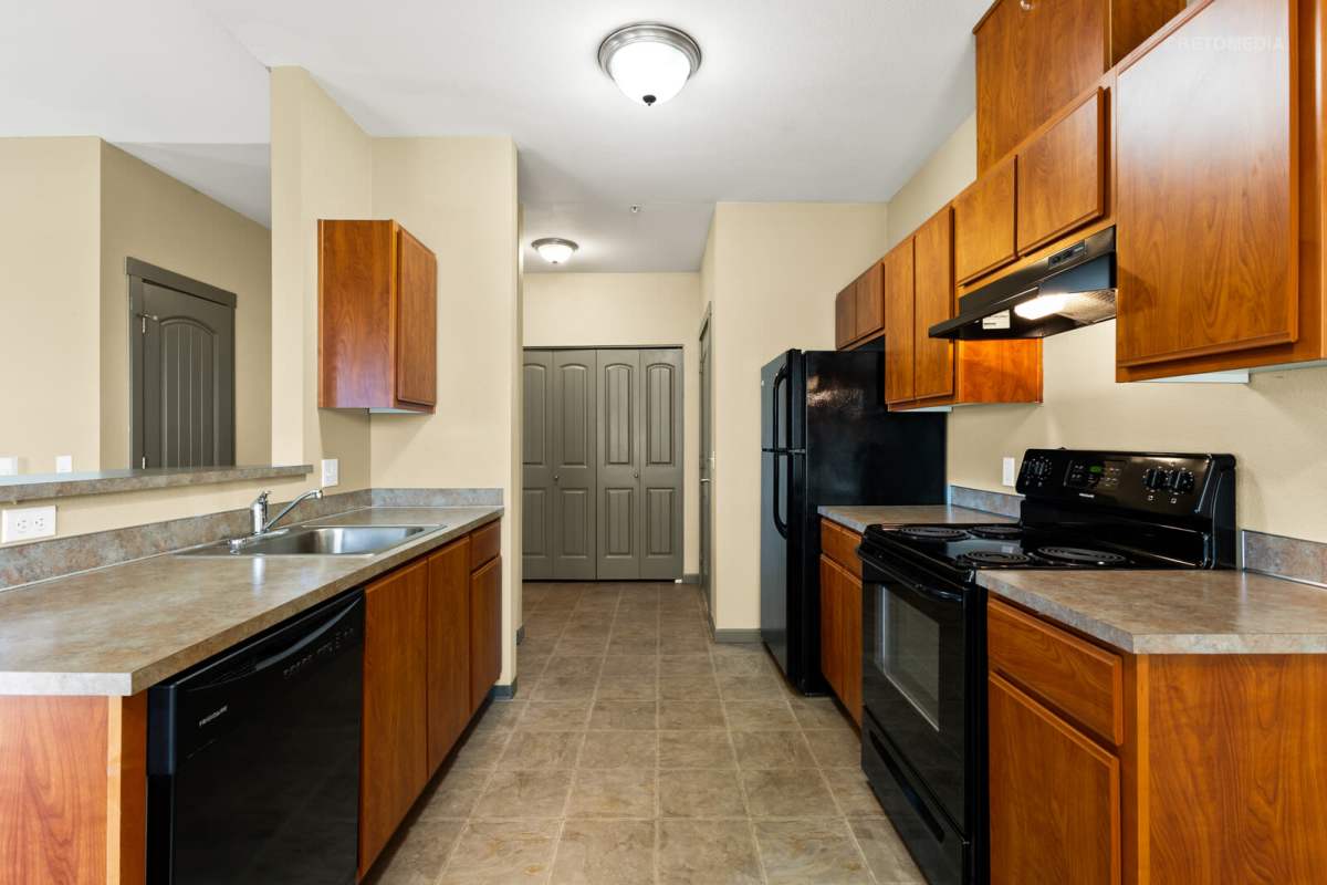 Modern design kitchen at Heritage Meadow Apartments in Eugene, Oregon