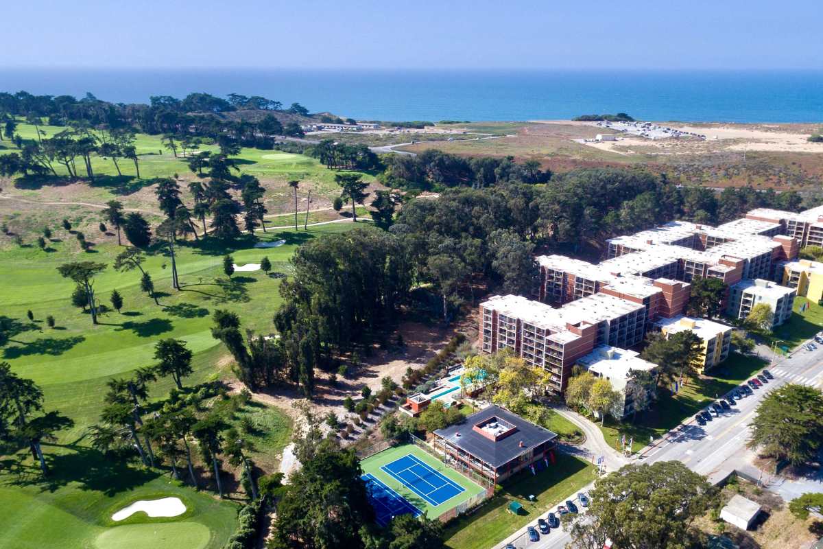 Lakewood Apartments at Lake Merced offers a wide variety of amenities in San Francisco, California