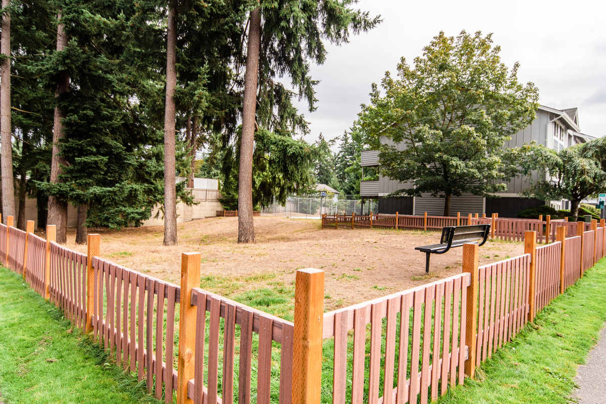Outdoor community courtyard at Briarstone in Tacoma, Washington