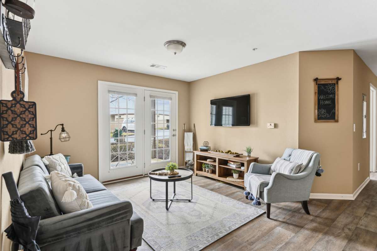 Apartment Living Room at Overlook At Allensville, Sevierville, Tennessee