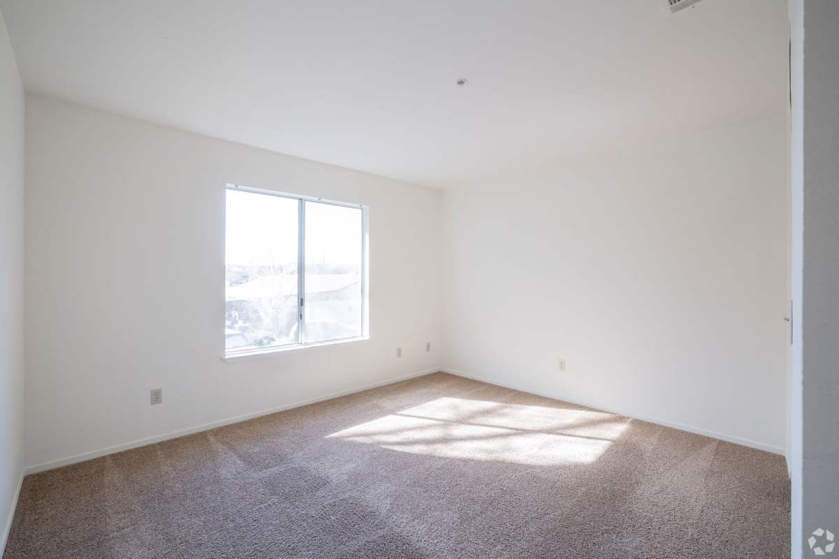 Carpeted bedroom at Cadillac Flats in Napa, California