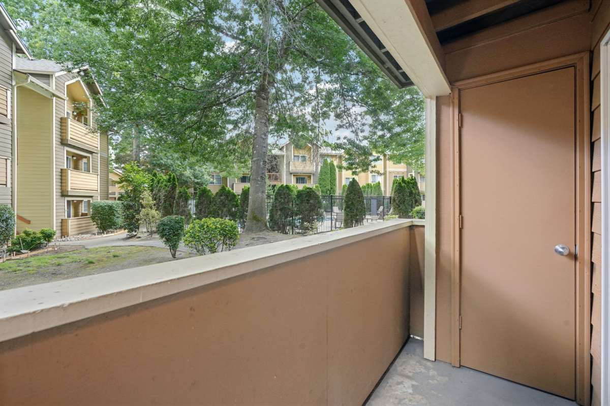 Patio at Arnada Pointe in Vancouver, Washington