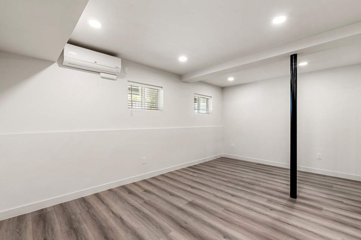 Spacious room at Westside Terrace, Los Angeles, California