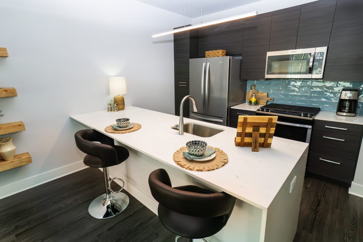 The Residences at Hamilton Lakes offers a wide variety of amenities in Itasca, Illinois