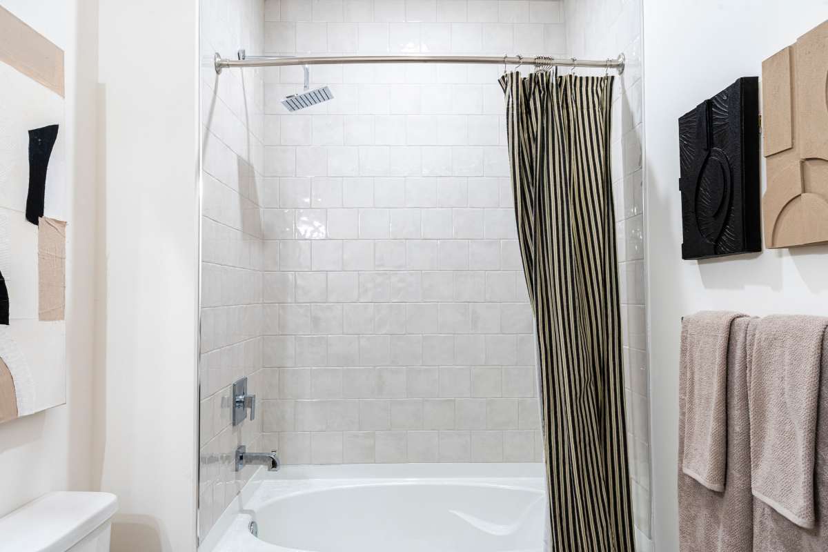 Bathroom with tub at Legends 267 Apartments in Kansas City, Kansas