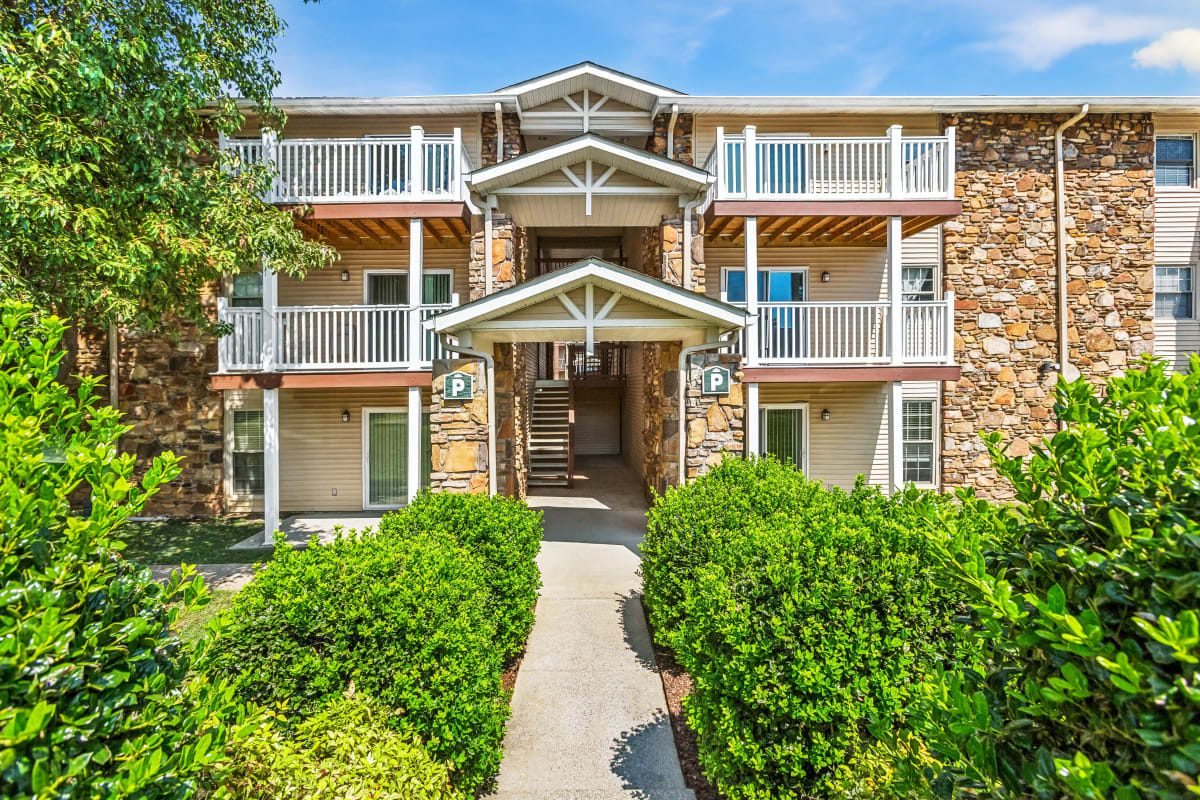 Exterior building with green landscaping at Ashford Place in Clarksville, Tennessee
