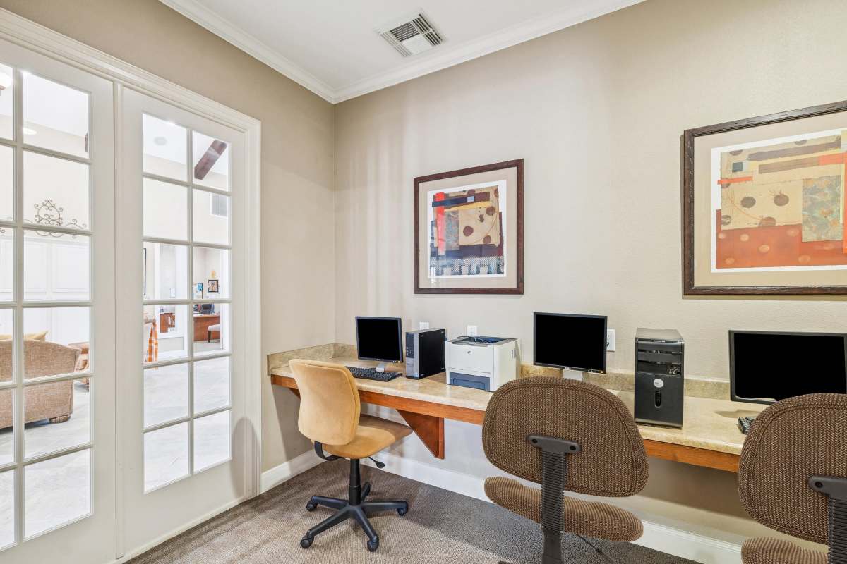 Business center area at Oakcreek Apartments in Conroe, Texas