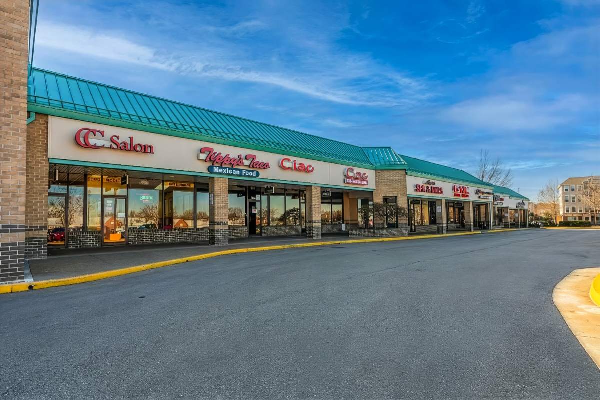   shopping center near Lee Overlook Apartments in Centreville, Virginia
