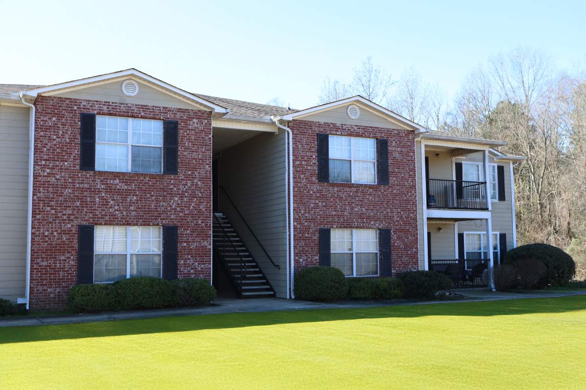 Exterior shot of the building at Horizon Apartments in Jackson, Mississippi