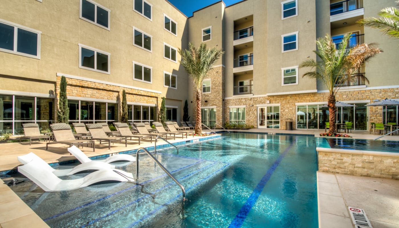 The Abbey at Dominion Crossing offers a luxury swimming pool in San Antonio, TX