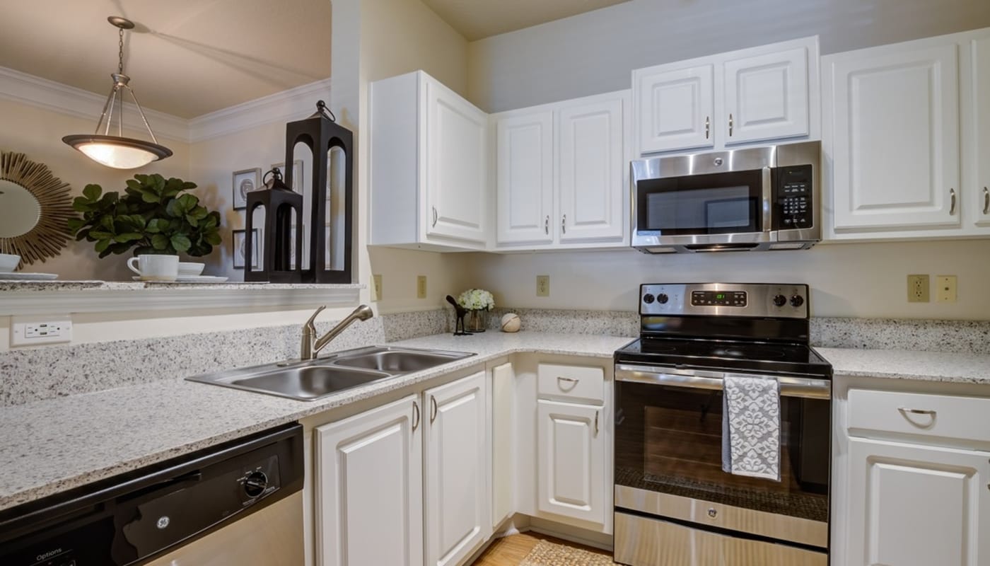 Apartment kitchen at Estates at Perimeter in Augusta, Georgia