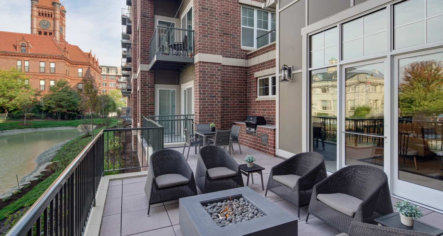 outdoor seating at Courthouse Square Apartments in Wheaton, IL
