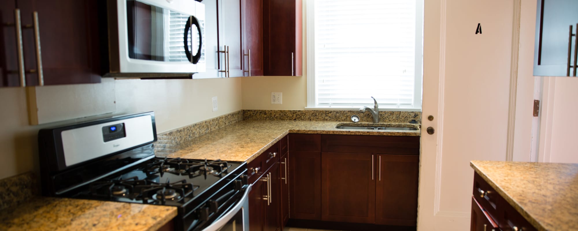 the kitchen at Perry Circle Apartments in Annapolis, Maryland
