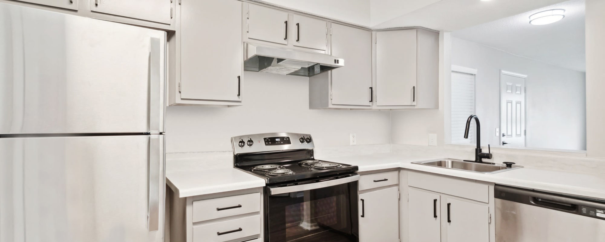 kitchen with appliances at The Maxwell in Metairie, Louisiana