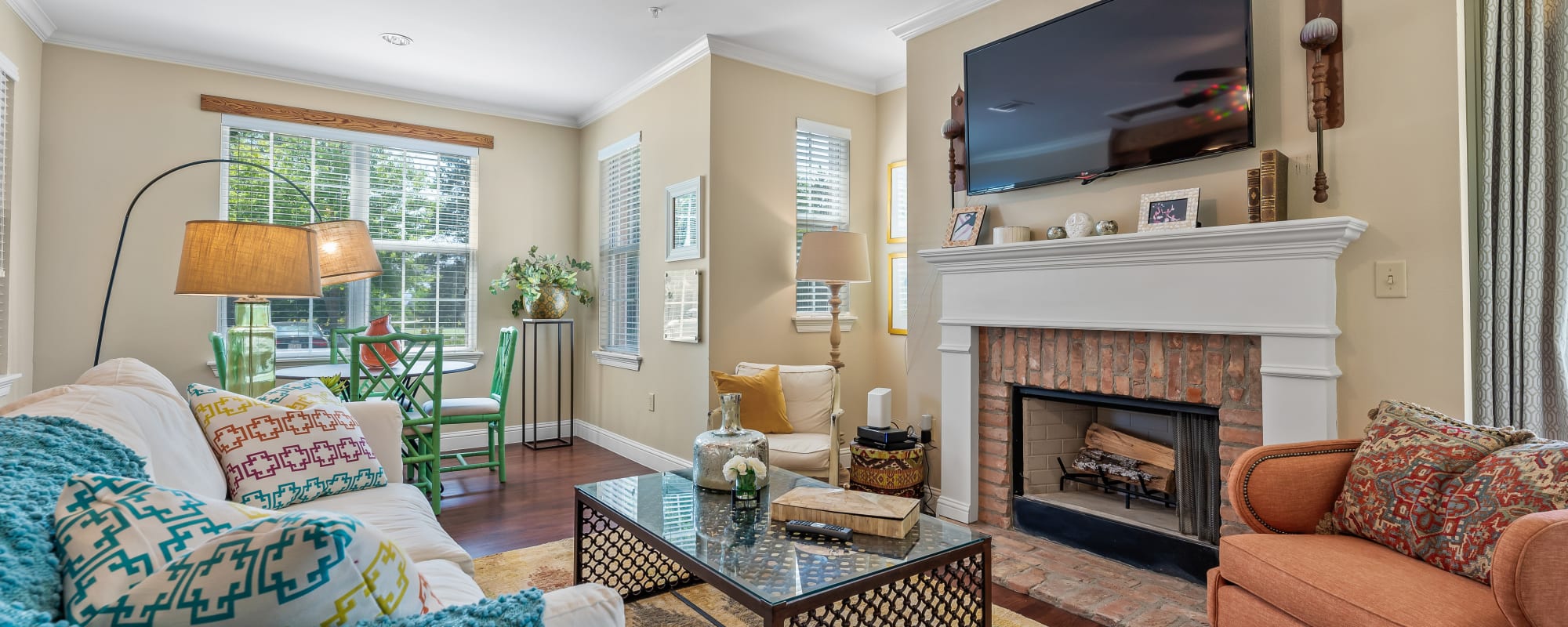 Comfortable living space at Coates Bluff At Wright Island in Shreveport, Louisiana