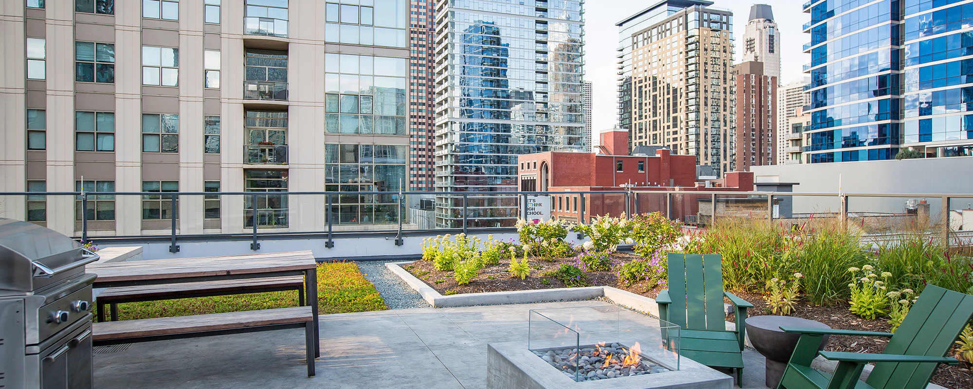 Large rooftop amenity deck at Exhibit On Superior in Chicago, Illinois