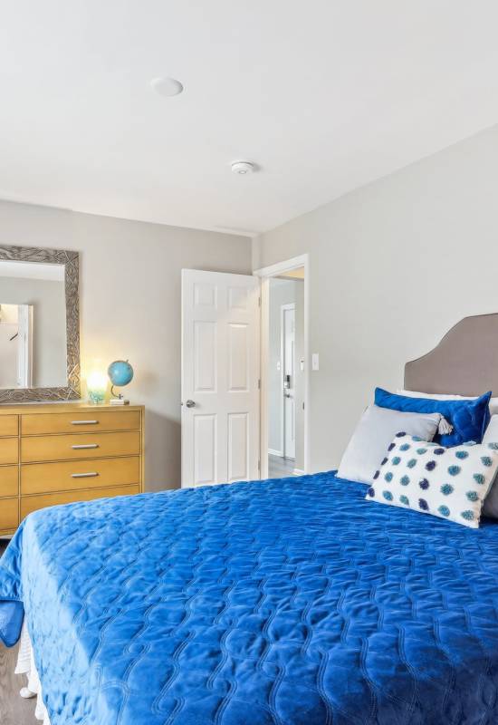 Bedroom with blue accents at Courtyards on the Park in Des Plaines, Illinois