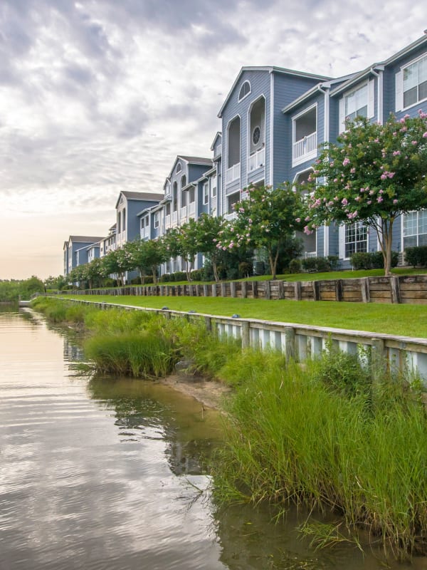 Exterior and pier at Villa du Lac Apartment Homes in Slidell, Louisiana