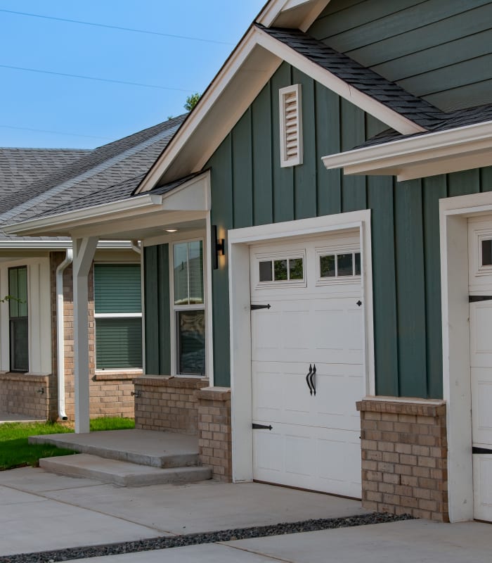 Exterior building with single car garage at Chisholm Pointe in Oklahoma City, Oklahoma