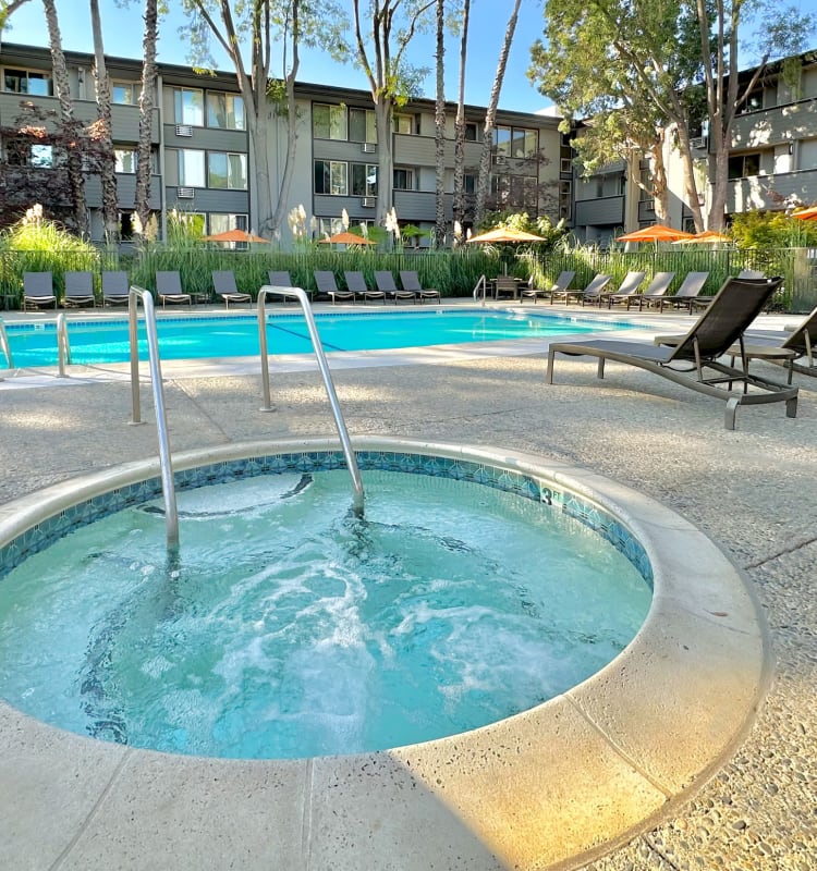 Take a dip in the hot tub at Palo Alto Plaza in Mountain View, California