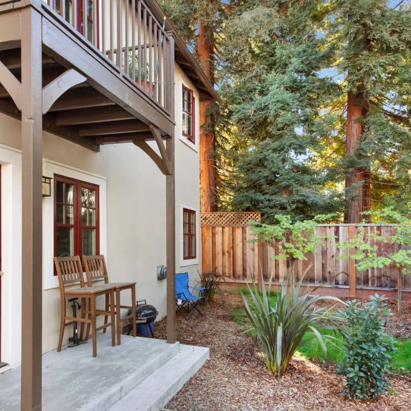 Spacious yard at Hawthorne Apartments in Palo Alto, California